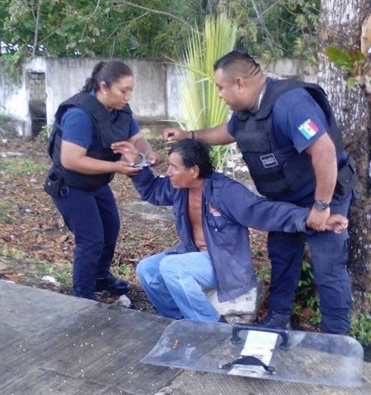 Someten policías a hombre con machete en Carrillo Puerto