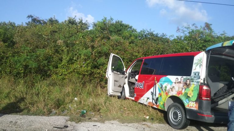 Van turística se sale de la carretera
