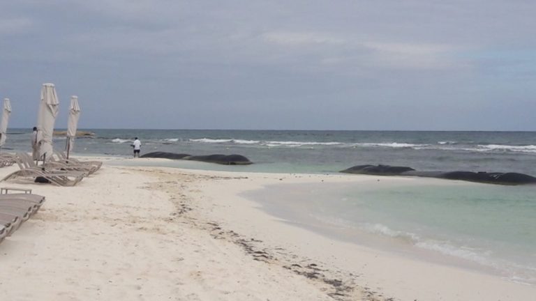 Después de clausura, hotel Grand Velas pide permiso para frenar erosión de playas