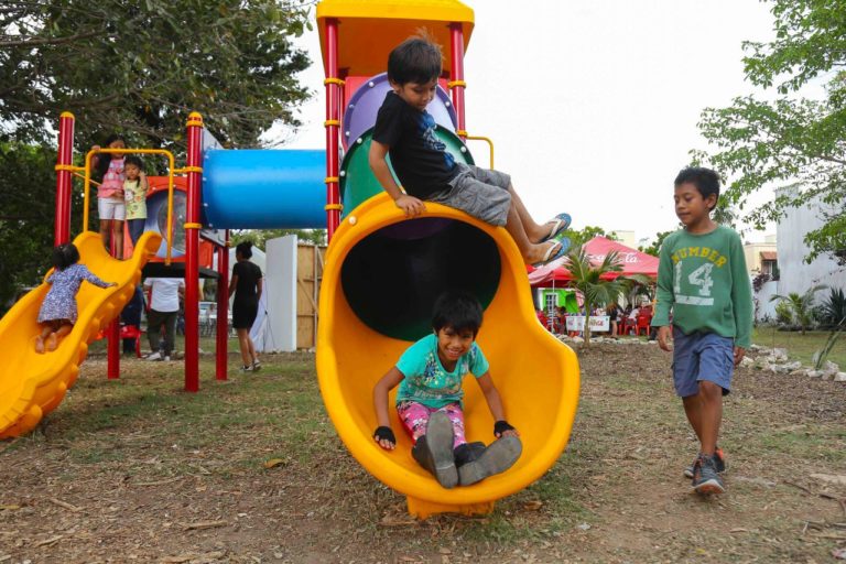 Equipan Gobierno Municipal e iniciativa privada dos parques públicos en Solidaridad