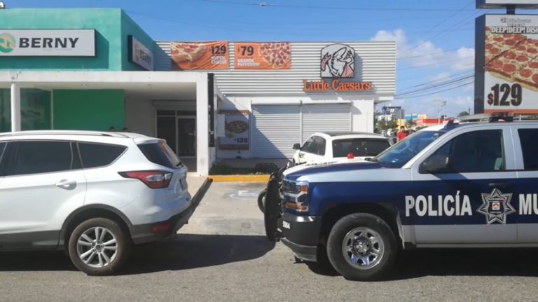 Asaltan pizzería de la SM 61