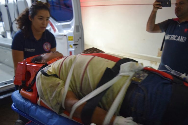 Volcadura rumbo a Mérida deja dos heridos