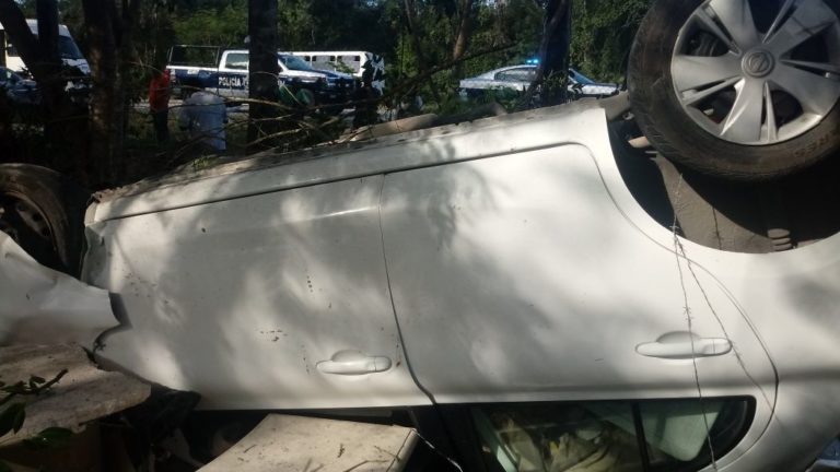 Joven entra con todo y vehículo a “Chanolandia”