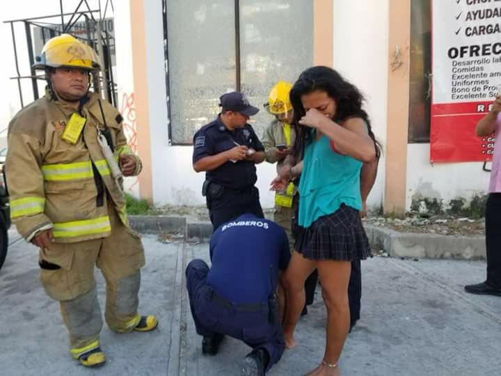 Mujer intenta lanzarse de puente con su bebé
