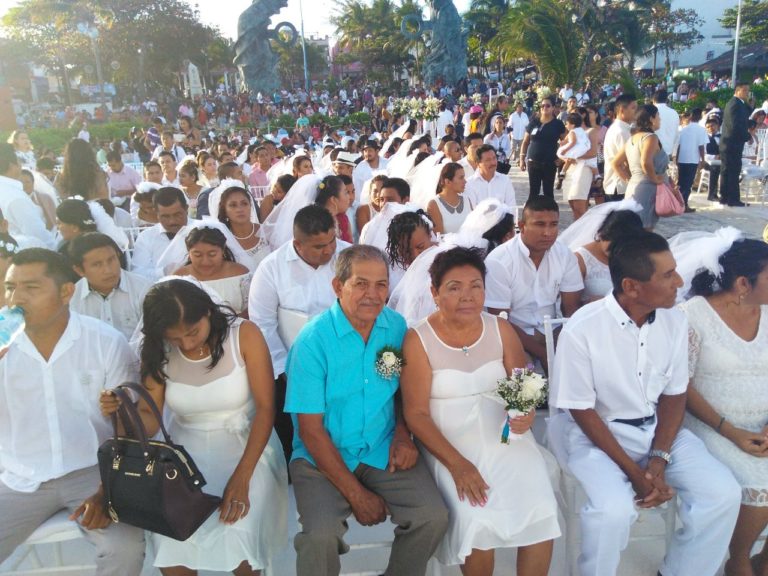 Se casan 206 de forma simultánea frente al mar Caribe