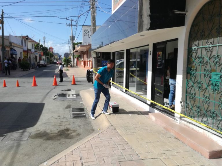 Policía activa arma al perseguir a delincuente en Cozumel