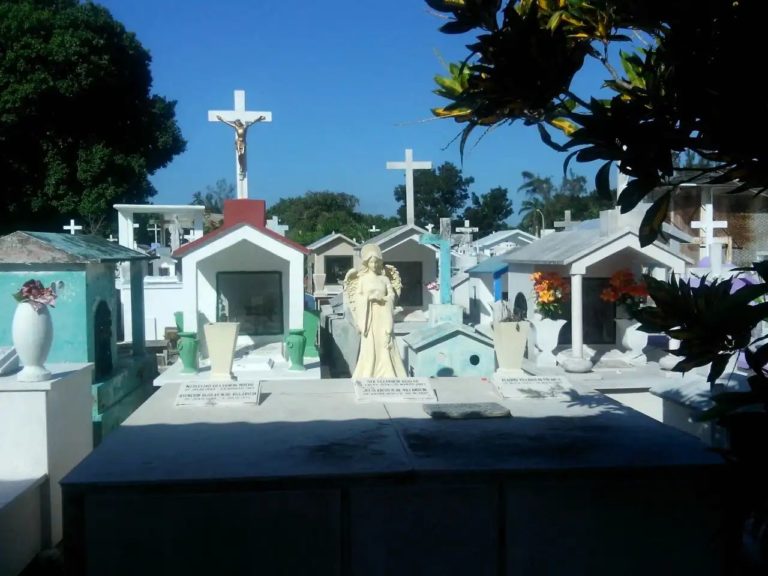 A punto de colapsar, panteones de Chetumal