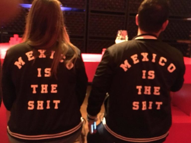 Los corren por usar chamarra con la frase:”Mexico is the shit”
