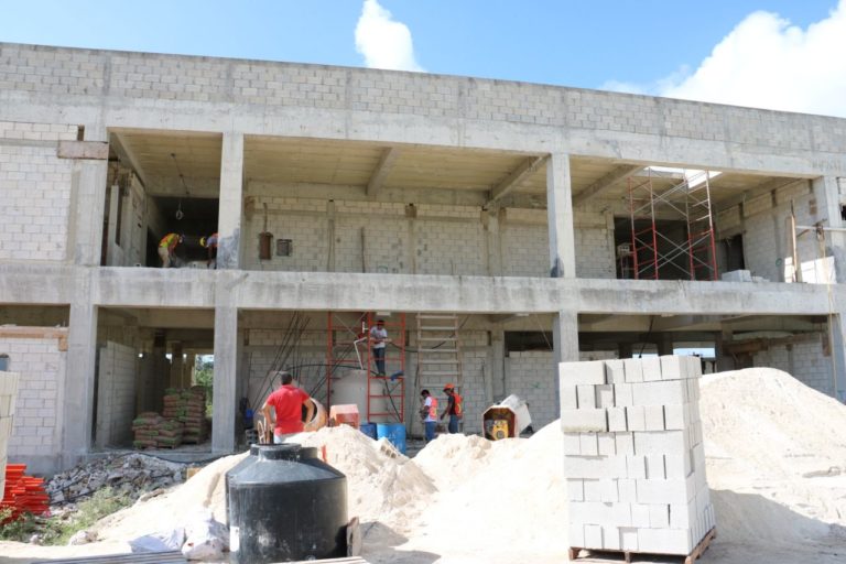 Retoman edificio abandonado en Politécnica de Bacalar