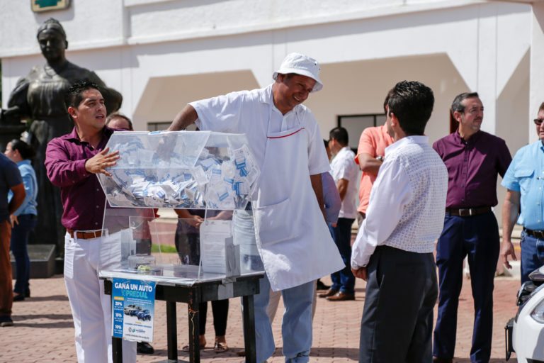 Gana vecina de Misión de las flores  un auto con su predial en Solidaridad