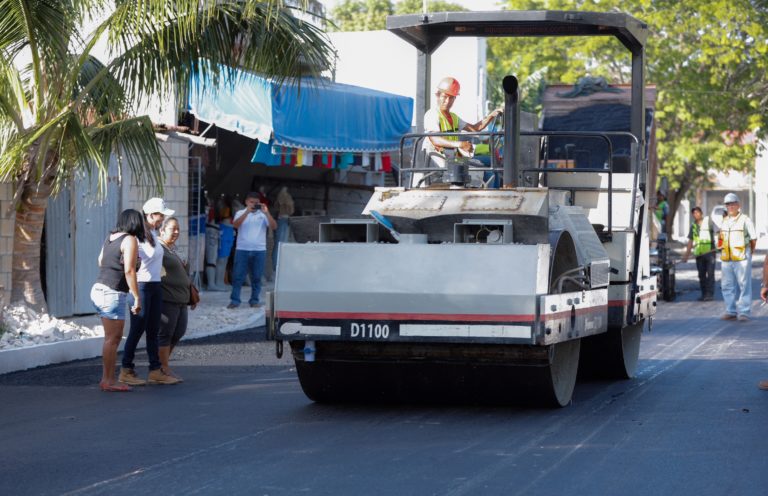 Supervisa Laura Fernández colocación de pavimento asfáltico en la colonia Zetina Gasca