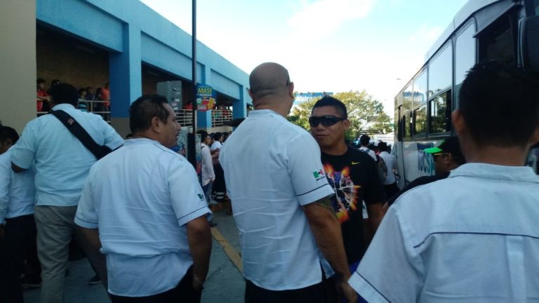 Turistas son sometidos por policías en Playa del Carmen