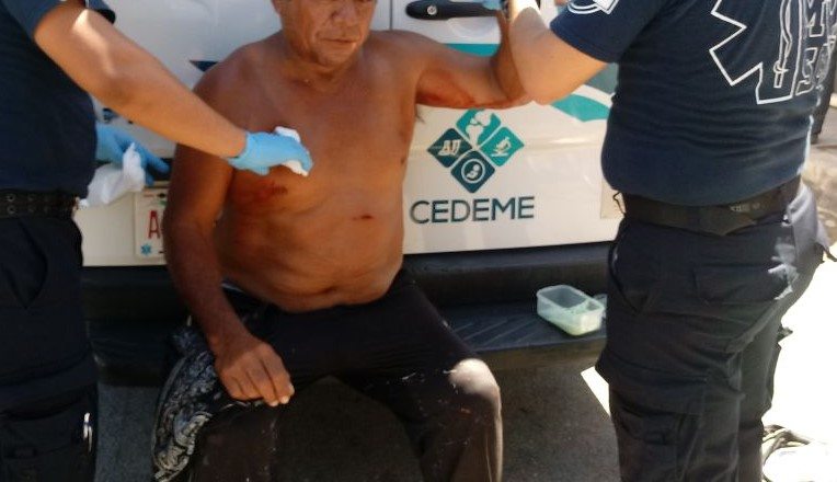 Atacan a hombre con picahielos en la Colosio