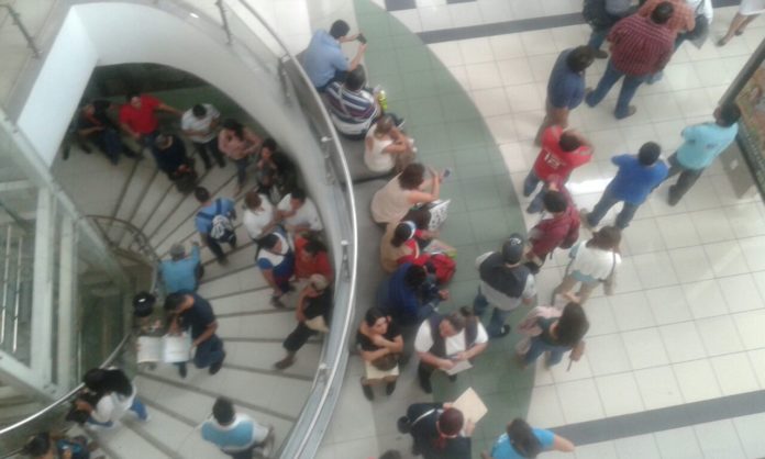 Largas filas en el módulo del INE en la Gran Plaza, Cancún