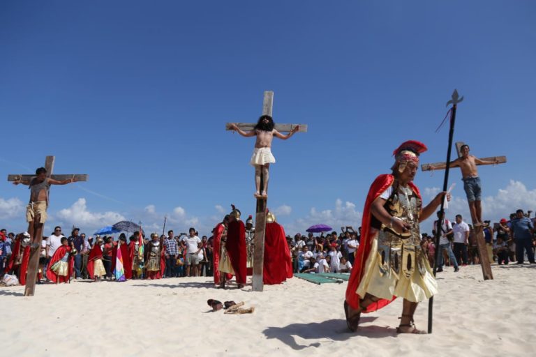 Más de 2 mil turistas y residentes participan en el Vía Crucis en Playa del Carmen