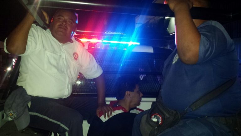 Rector de Uimqroo arrolla a dos motociclistas; es detenido