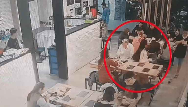 Lanza sopa hirviendo a una mujer por tener cabello largo