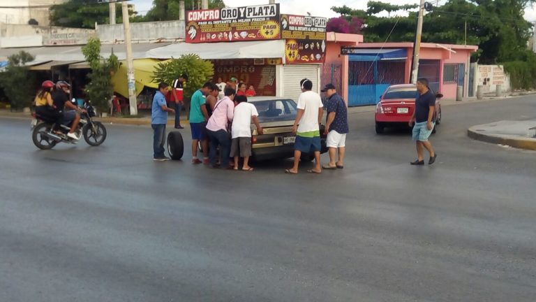 Coche pierde llanta en la López Portillo; no hay heridos