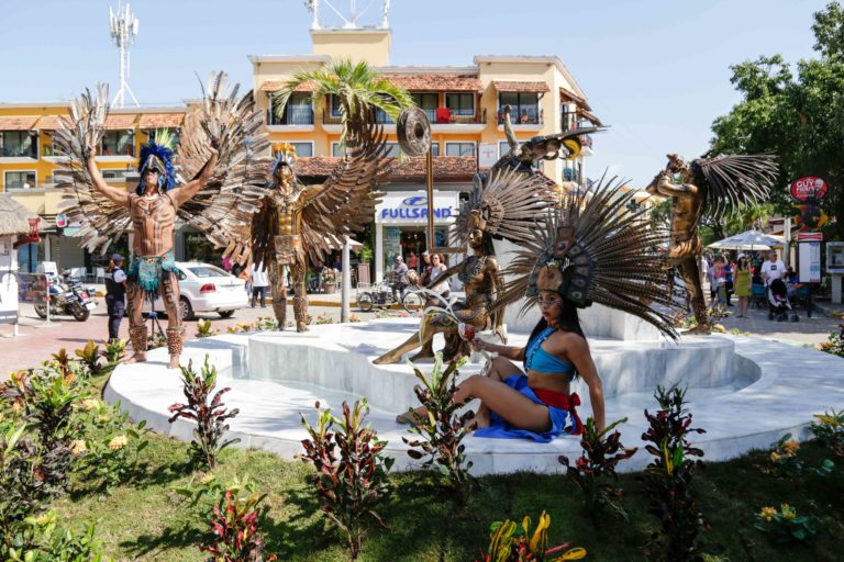Develan escultura Fuente Maya en la Quinta Avenida
