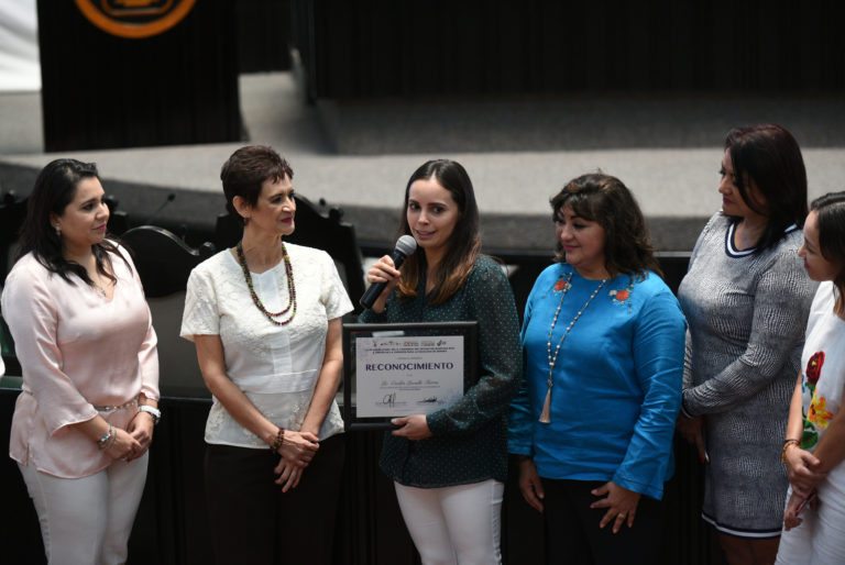 Imparten en el Congreso la conferencia “Un día sin mujeres”