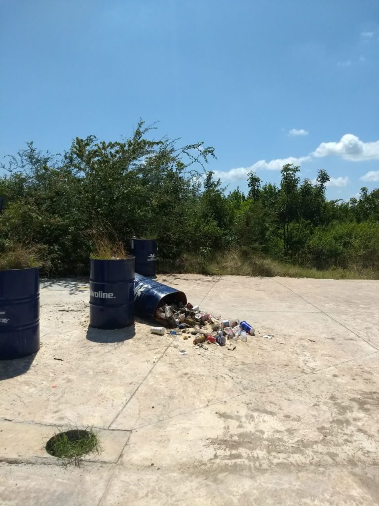 Seudoambientalistas arrojan basura en Tajamar
