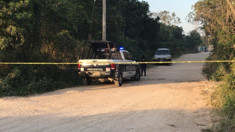 Dejan ejecutado en camioneta en Cancún