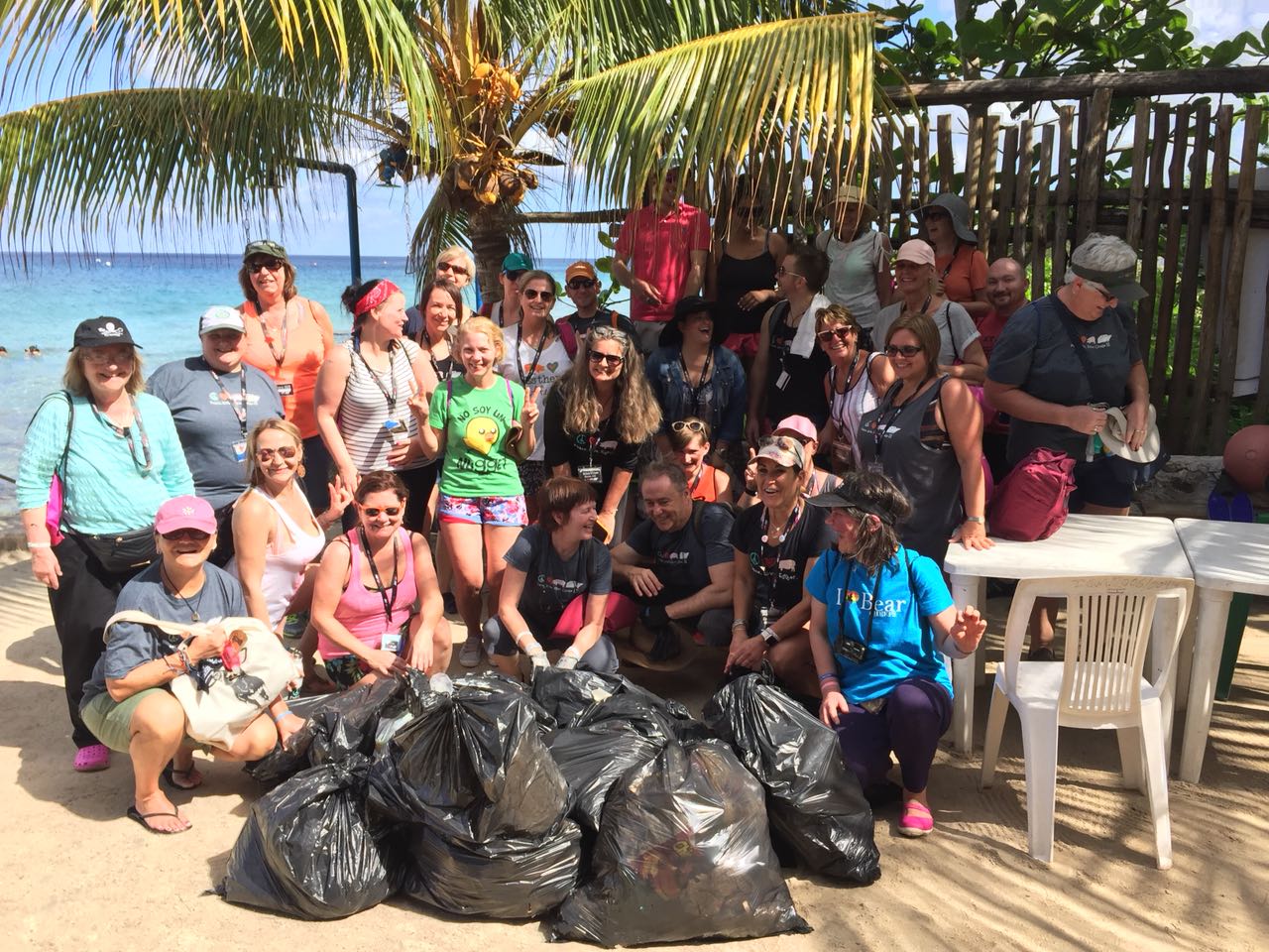 Turistas del Royal Caribbean realizan limpieza de playas