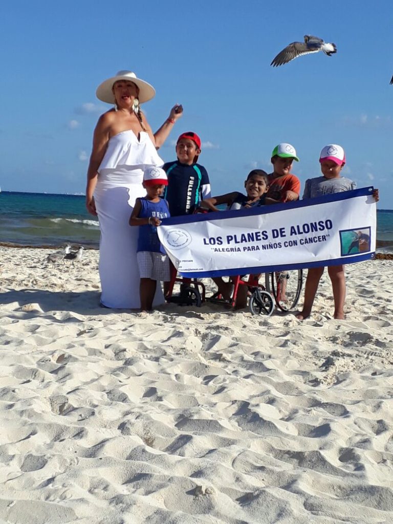 Niños con cáncer de “Los planes de Alonso”, visitan el hotel RIU Yucatán