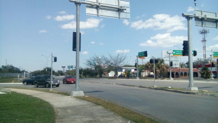 Colocan semáforos en Altabrisa “en medio de la nada”
