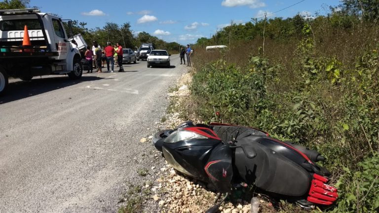 Choca camioneta con motocicleta y acaba volcada