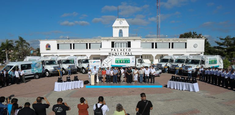 Refuerza Solidaridad servicios públicos con  camiones compactadores y equipo para la policía