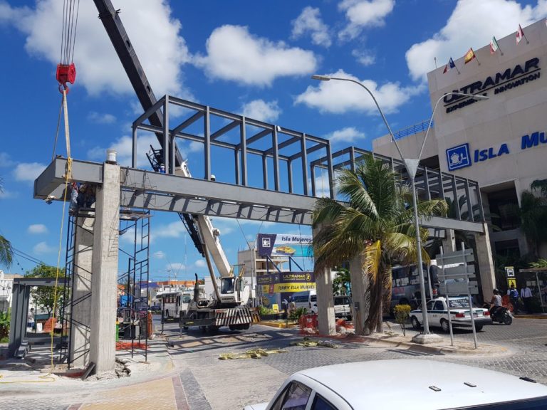 Construyen paso peatonal en Puerto Juárez