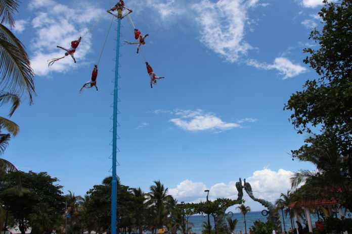 Reviven cultura totonaca los voladores de Papantla en Playa del Carmen