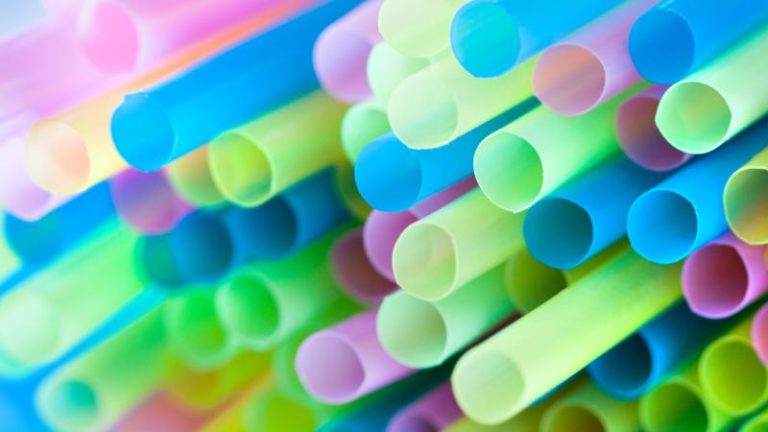 Reino Unido podría sacar del mercado a popotes y cotonetes