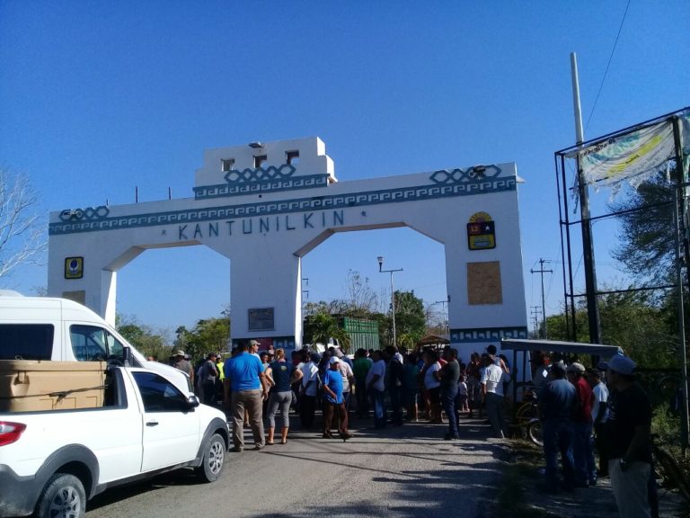 Bloquean ejidatarios entrada a Kantunilkín