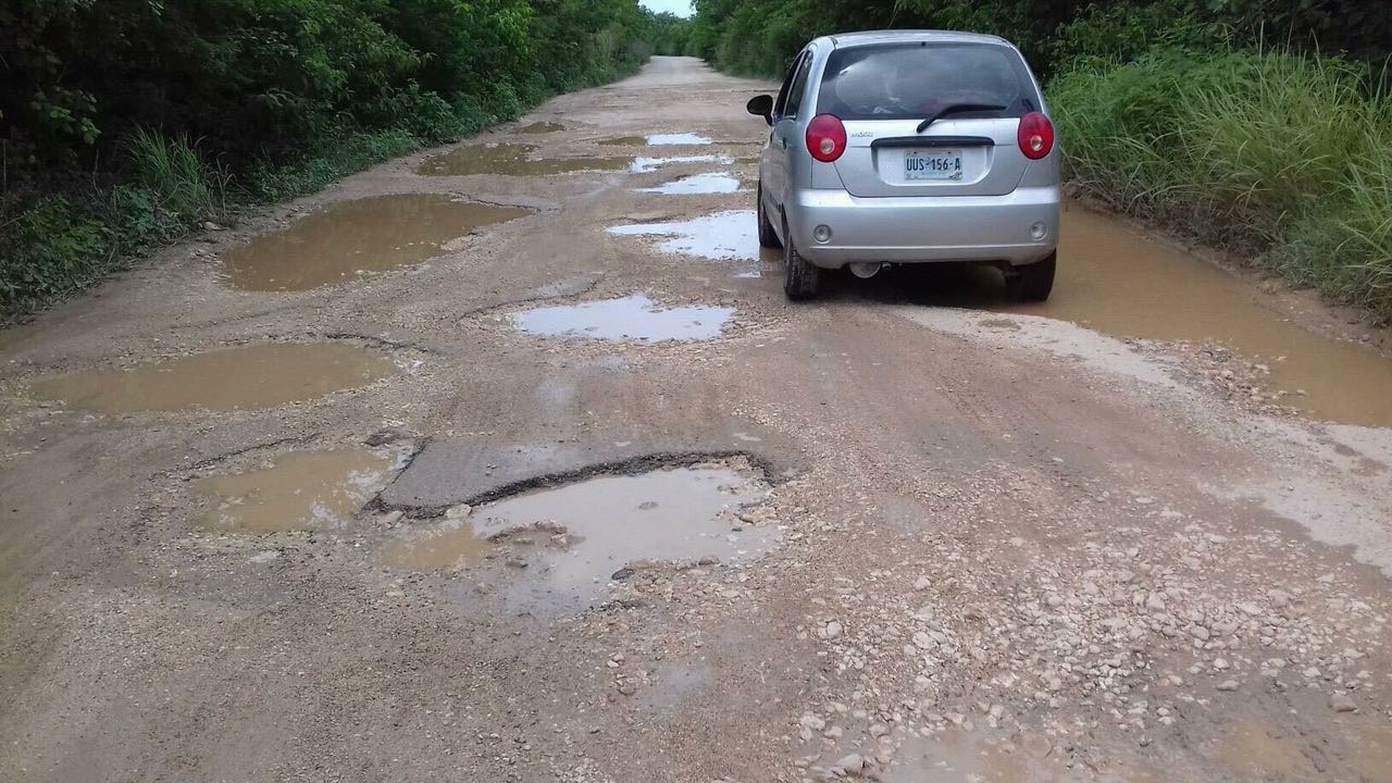 Abundan baches en caminos rurales de Tulum