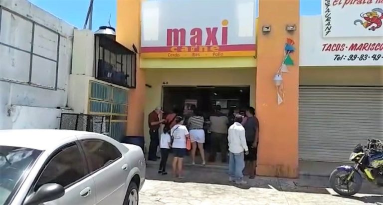 Golpean a mujer en asalto a carnicería de Cancún