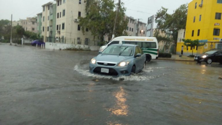Lluvias anegan puntos de Cancún