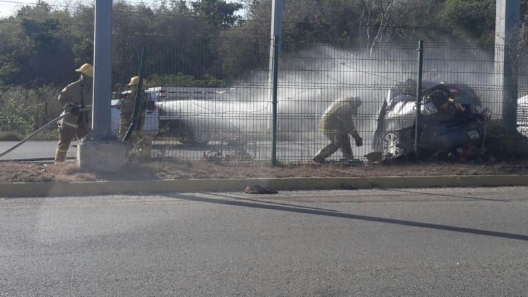 Se salvan tres personas de morir en un choque
