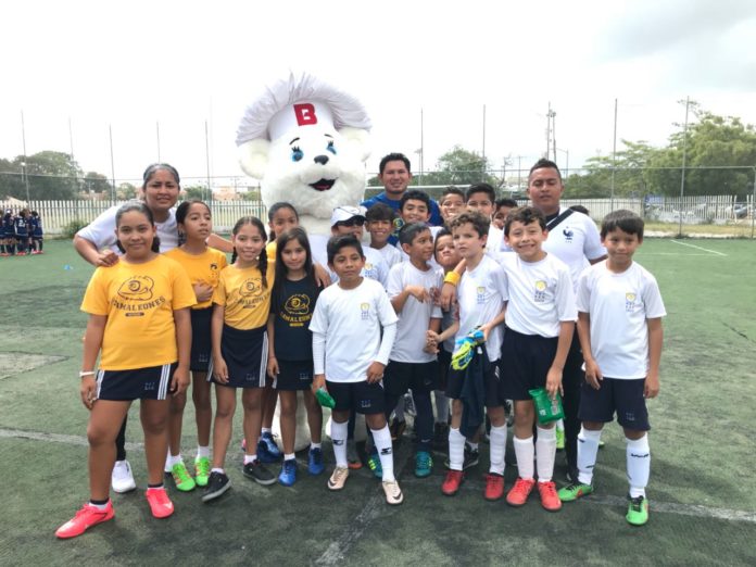 Cancún.- Con la participación de 60 equipos de 36 escuelas de nivel primaria de Isla Mujeres, Cozumel y Benito Juárez, arrancó la fase municipal de la 55 edición del tradicional torneo Futbolito Bimbo 2018.
