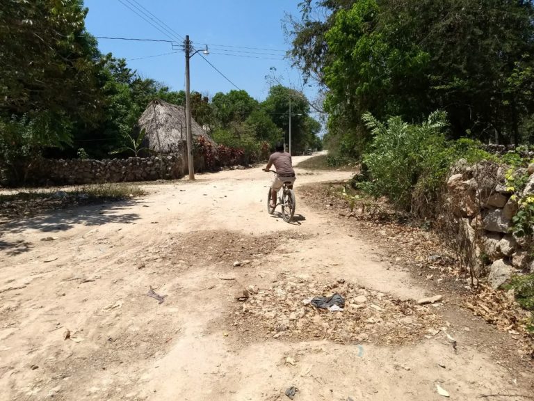 Moradores exigen reparación de calles en Tihosuco