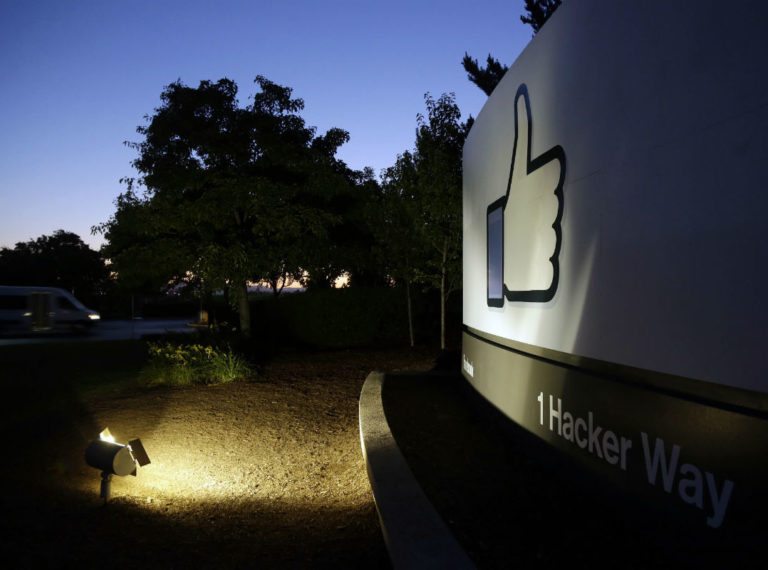 A partir de este lunes, Facebook informará con un mensaje en sus biografías a los 87 millones de usuarios cuyos datos pudieron haber sido compartidos con Cambridge Analytica.