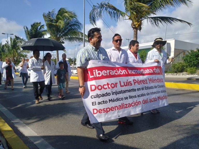 Marchan médicos en contra de su criminalización