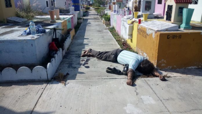 Mérida, Yucatán.- Un hombre de unos 60 años se suicidó la mañana de hoy, viernes, en el Cementerio de Xoclán, al parecer porque no pudo soportar la muerte de un ser querido.