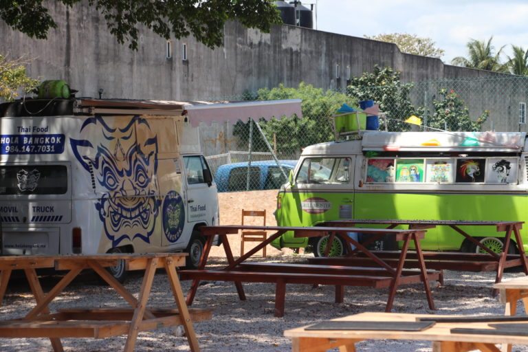 Se unen food trucks en “campamentos” en Playa del Carmen