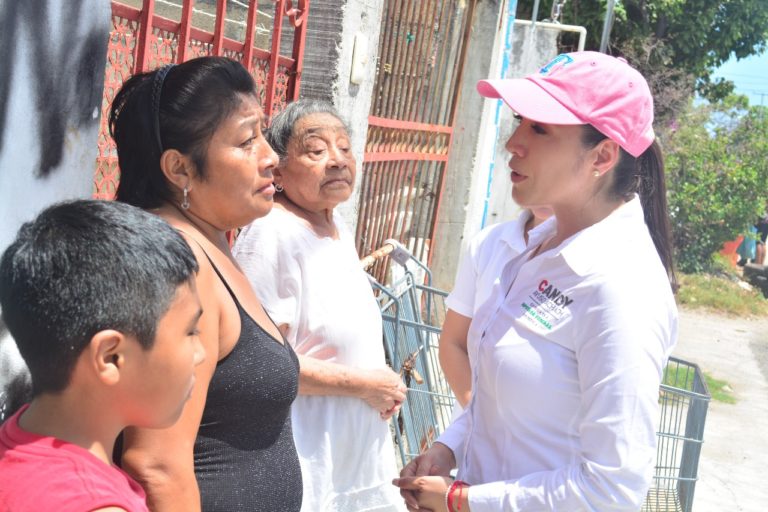 Recibe Candy Ayuso propuestas de vecinos de la Región 102
