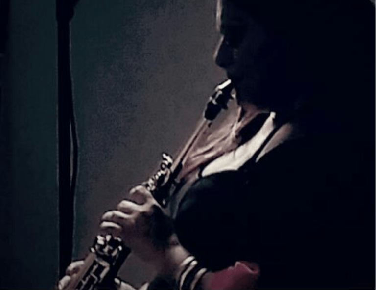 Ella es Rosy Valdes, Directora del Teatro de la ciudad, artista y empresaria