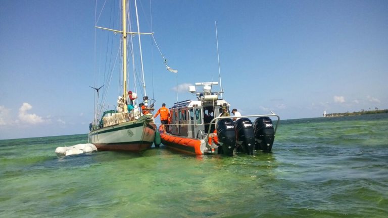 Rescatan a turistas en velero encallado en Punta Herrero