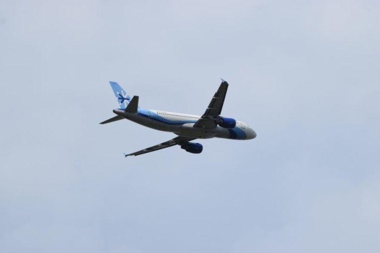 Piloto derrama café en la cabina y cambia de ruta; venía a Cancún