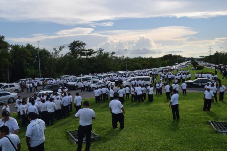 Taxistas “desquician” la zona hotelera